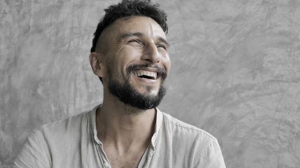 Ritratto di un uomo bello, adulto e felice, sui 30 anni, sorridente e ridente. Interni
 - Foto, immagini