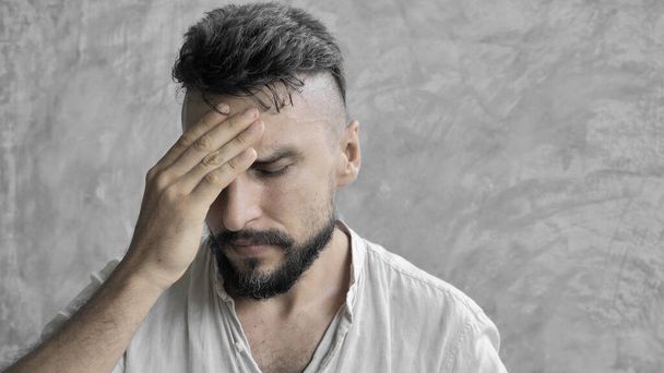 Un homme souffrant de maux de tête d'une douleur à la tête et l'air fatigué, inquiet et stressant
 - Photo, image
