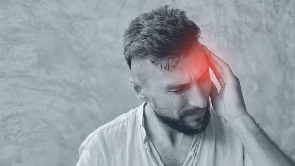 Мужчина, страдающий головной болью от боли в голове и выглядящий уставшим, обеспокоенным и стрессовым
 - Фото, изображение