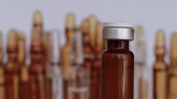 Braune Glasflasche Impfstoff über viele andere - Filmmaterial, Video