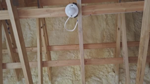 Ático con casa de marco de aislamiento de espuma en proceso de construcción
 - Metraje, vídeo