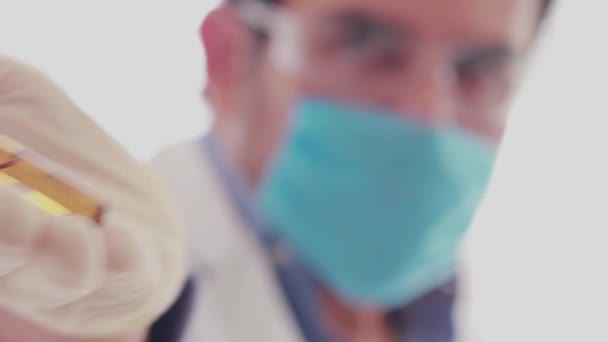 Medische onderzoeker die bruin vaccin met open hand aanbiedt - Video
