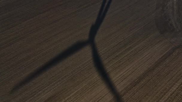 Dron nad łopatami turbin wiatrowych w cieniu - Materiał filmowy, wideo