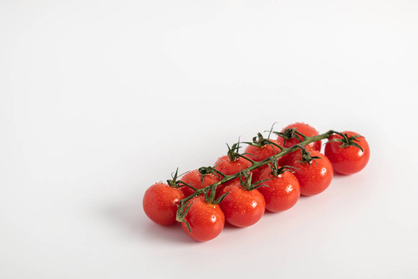 Zralé čerstvé cherry rajčata na větev izolované na bílém pozadí - Fotografie, Obrázek
