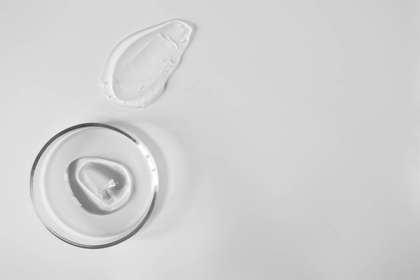 Gel d'aloès dans une boîte de Pétri en verre sur fond blanc avec espace de copie. Concept tests de laboratoire et de la recherche, la fabrication de cosmétiques. Nettoyant facial pur, peeling, shampooing ou gel douche
 - Photo, image
