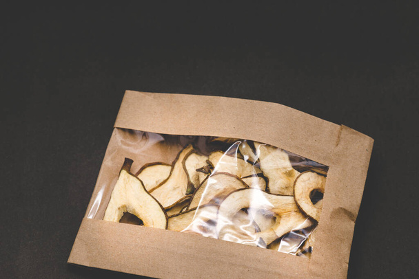 Vegetarische peer chips op een zwarte achtergrond - Foto, afbeelding