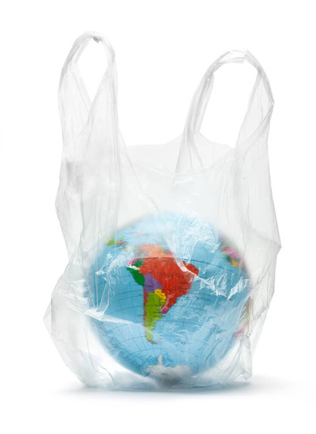 Planeta tierra en una bolsa de plástico. La contaminación de nuestro planeta. Globo en el paquete. Aislado sobre un fondo blanco
 - Foto, imagen