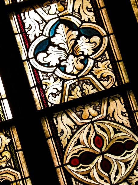 Foltos üveg, mint építészeti háttér. Arch-see Fromborkban. Művészeti háttér. Szent András a Frombork katedrálisban. - Fotó, kép