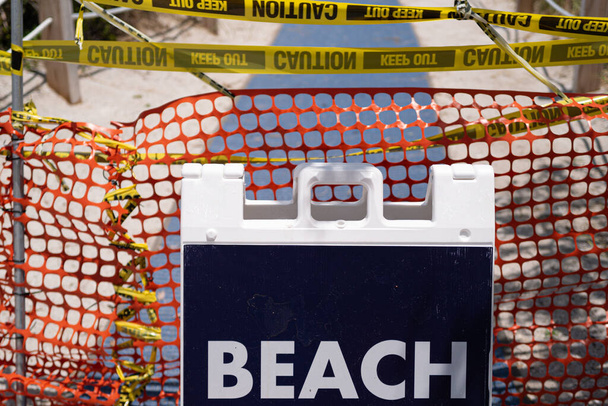 İnsansız temiz sahil. Plaj Kapalı tabelası. Coronavirus tabelası, plaj kapatma ya da kapanma konsepti Cavid 19 'un ortasında. Dünya çapında tecrit plajları. Miami plajı, Florida, ABD, Amerika. - Fotoğraf, Görsel