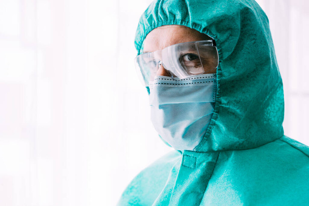 Άνθρωπος γιατρός ή επιστήμονας προειδοποιώντας προστατευτική στολή, και μάσκα προσώπου  - Φωτογραφία, εικόνα