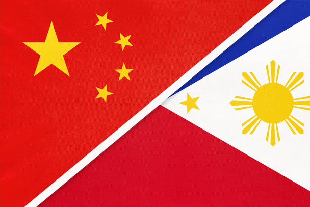 Čínská lidová republika nebo ČLR vs Filipínská národní vlajka z textilu. Vztah, partnerství a ekonomika mezi dvěma asijskými zeměmi. - Fotografie, Obrázek