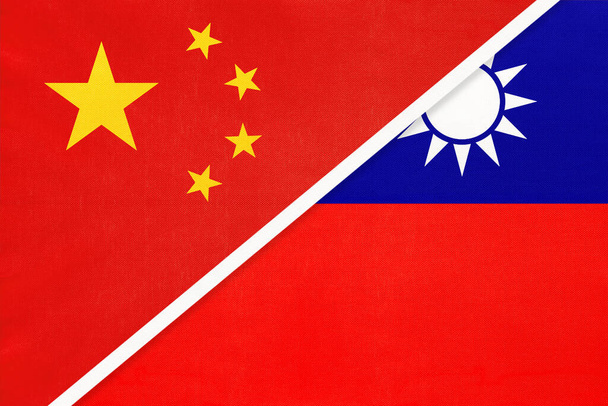 République populaire de Chine ou RPC vs Taïwan ou drapeau national de la République populaire de Chine à partir de textiles. Relations, partenariat et économie entre deux pays asiatiques
. - Photo, image