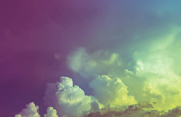 Tumma violetti taivas keltainen ja sininen valo n pilvet
 - Valokuva, kuva