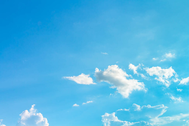 Kilka chmur z jasnym błękitnym niebem - Zdjęcie, obraz
