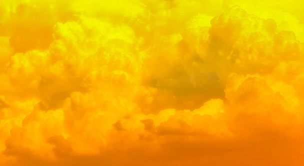 Luminoso Giallo e arancione soffice nuvoloso nel cielo
 - Foto, immagini