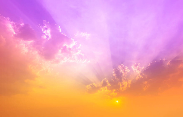 luz naranja puesta del sol en el cielo púrpura con nubes, cielo de fantasía
 - Foto, Imagen