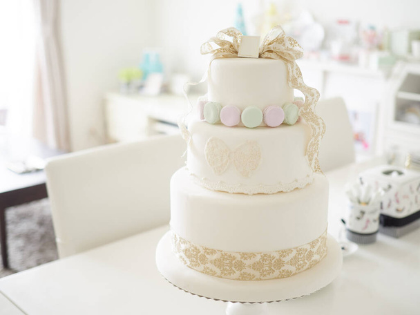 Un pastel de boda de imitación coordinado con macarrones
. - Foto, Imagen