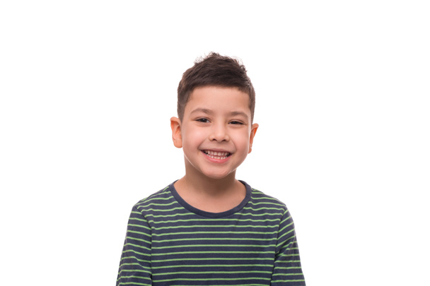 Beyaz arka planda yeşil çizgili gömlek giyen gülümseyen genç bir çocuğun belden yukarı portresi.  - Fotoğraf, Görsel