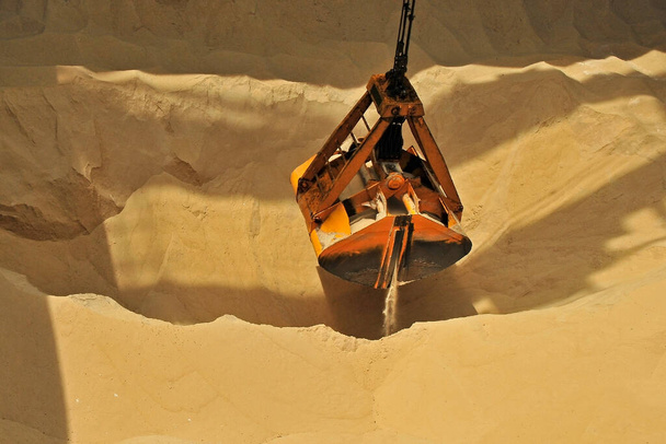 Άποψη του κουβά σκάψιμο άμμο σε ένα λάκκο άμμου - Φωτογραφία, εικόνα