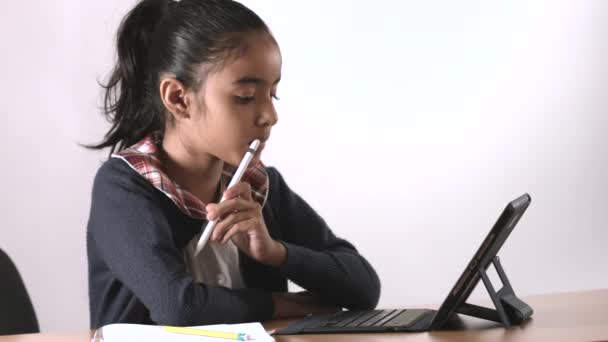 брюнетка Латинська студентка зі шкільною формою в різних позах, нудно, усміхнено, вдумливо, вивчає, концентрується, використовуючи ipad і письмо
 - Кадри, відео