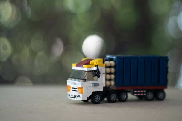 木製のテーブルの上におもちゃのミニチュアトラック。交通や物流の概念として - 写真・画像