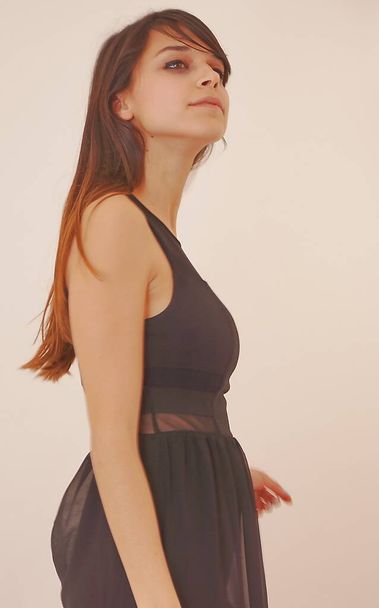 Perfil de primer plano de una joven modelo con cabello castaño
 - Foto, imagen