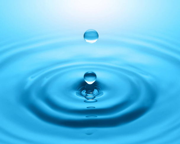 Zbliżenie kropli wody i plusk - Zdjęcie, obraz