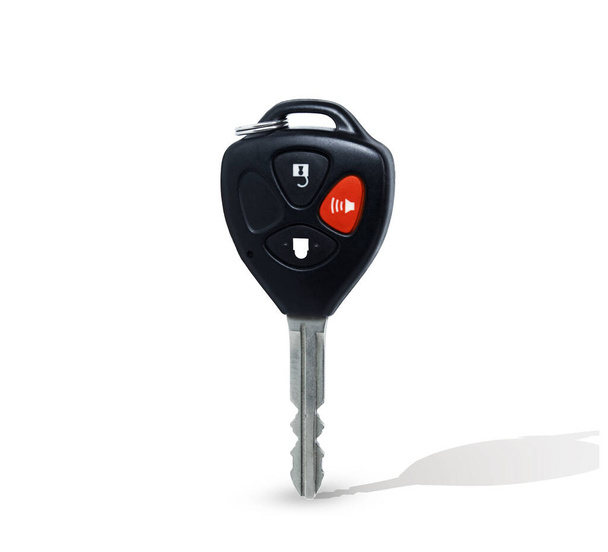 Autoschlüssel isoliert auf weißem Hintergrund mit Clipping-Pfaden für die Grafik. Elektronische Werkzeuge zum Schutz der Fahrzeugsicherheit neben dem Starten des Motors. Und hat immer noch luxuriöse Eleganz - Foto, Bild