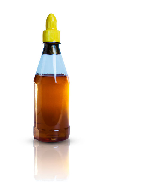 Мед упакован в стеклянные бутылки изолированы на белом фоне с обрезкой пути для графического дизайна. Продукты питания, готовые к продаже в супермаркетах
 - Фото, изображение