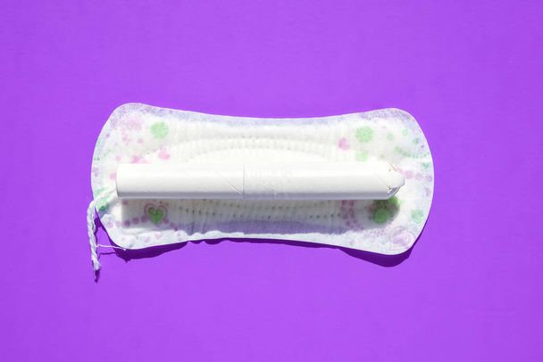 Hygienische Tampons und Damenbinden auf blauem Hintergrund. Kopierraum, Menstruation Frau Hygieneschutz. Kritische Tage. Medizinische Konzeption, Kopierraum - Foto, Bild