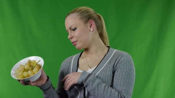 junge Frau kann die frischen grünen Trauben nicht essen und lacht - Filmmaterial, Video
