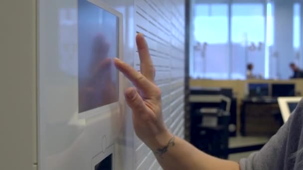 Gros plan sur les femmes main comme elle utilise un écran de service
 - Séquence, vidéo