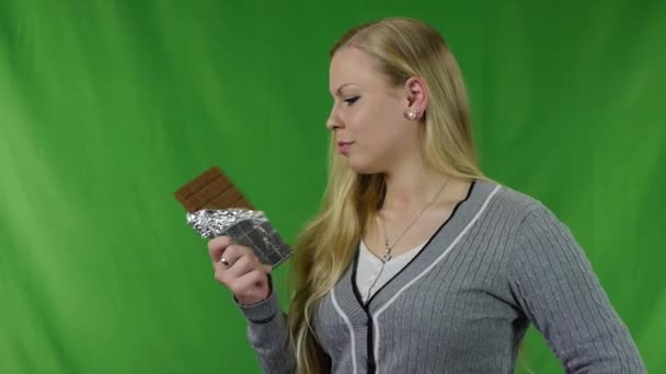 junge Frau mit überempfindlichen Zähnen, die Schokolade essen, empfindliche Zähne - Filmmaterial, Video