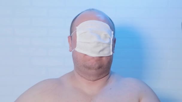 Um homem com uma máscara médica joga na câmera
. - Filmagem, Vídeo