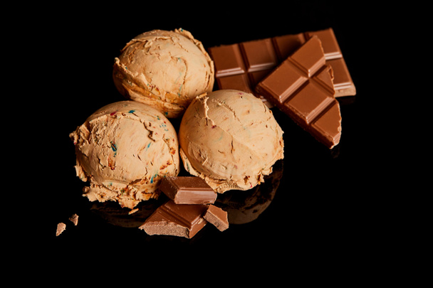 čerstvé lahodné čokoládové zmrzliny izolované na černé - Fotografie, Obrázek