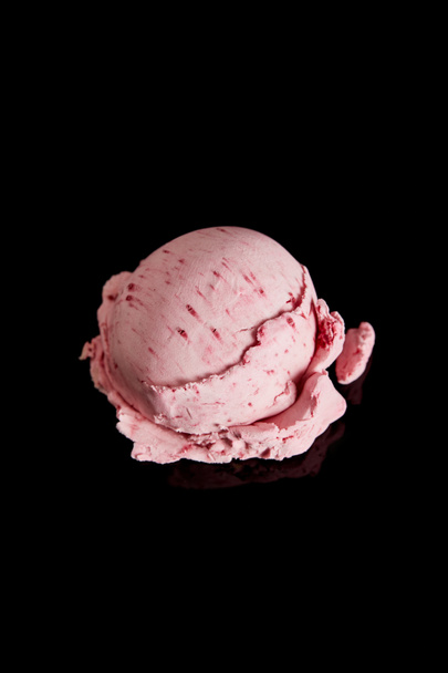 delicious pink strawberry ice cream isolated on black - Foto, imagen