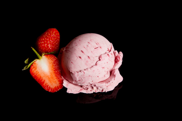 délicieuse crème glacée à la fraise rose avec des baies fraîches isolées sur noir
 - Photo, image