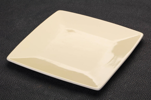 Prázdný talíř keramický černém pozadí - Fotografie, Obrázek