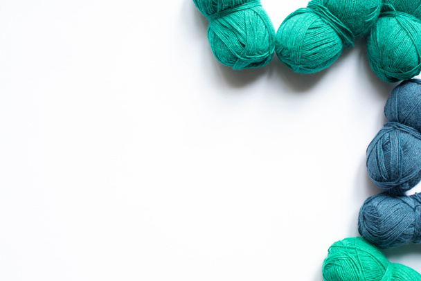 vista superior de hilo de lana azul y verde sobre fondo blanco con espacio para copiar
 - Foto, Imagen