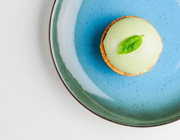 Matcha mint powder cake with fresh mint leaf. Healthy vegan food concept. Close up. - Foto, Imagem