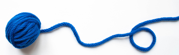 vista superior de hilo de lana azul sobre fondo blanco, orientación panorámica
 - Foto, imagen