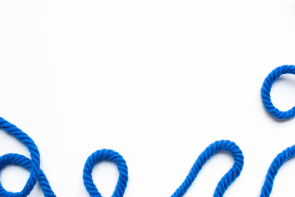 vista superior del hilo de lana azul sobre fondo blanco
 - Foto, imagen