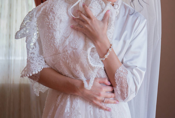 bride in peignoir in the morning in room - Foto, Imagen