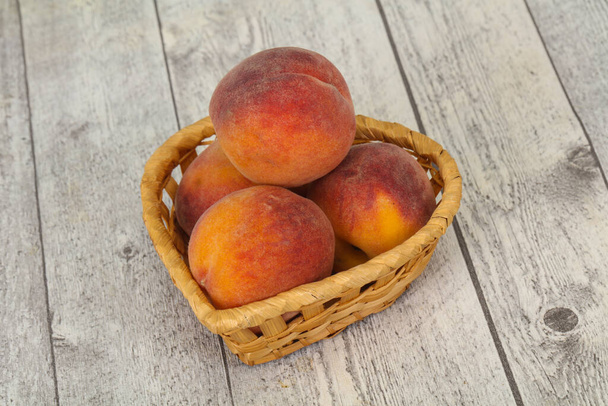 Стерти купою персика в дерев'яному кошику
 - Фото, зображення