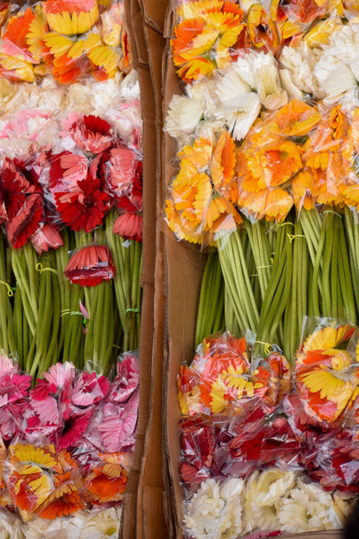 Ghazipur κατάσταση της αγοράς λουλουδιών το πρωί, το ίδιο το λουλούδι προήλθε από την Κίνα, το Βιετνάμ, την Ταϊλάνδη και την Ινδία, αγορά λουλουδιών στο Δελχί  - Φωτογραφία, εικόνα