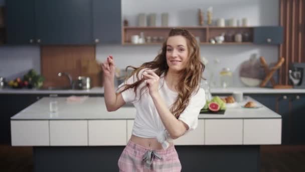 Mulher alegre dançando na cozinha da casa. Sexy senhora estalando dedos dentro de casa
 - Filmagem, Vídeo