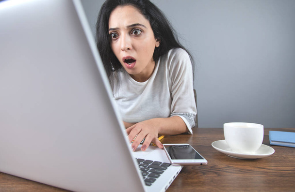 surprised woman hand computer on desk - Фото, зображення