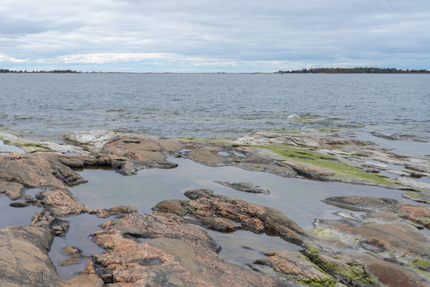 Rocky shore of the Baltic Sea (Ostersjon). Photo of Scandinavian nature. Swedish coast. - Foto, immagini
