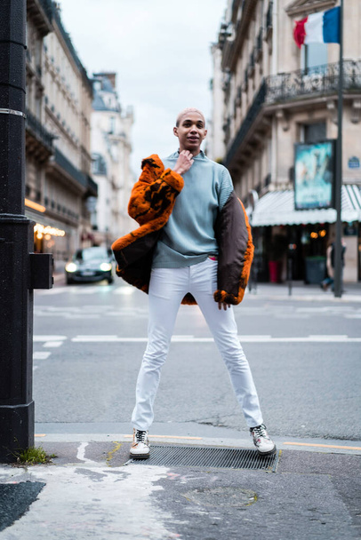 Young handsome african american man posing outdoors in Paris. happy smile, fashion style. - Fotografie, Obrázek