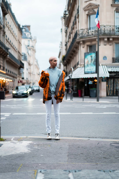 Joven hombre afroamericano guapo posando al aire libre en París. sonrisa feliz, estilo de moda
. - Foto, imagen